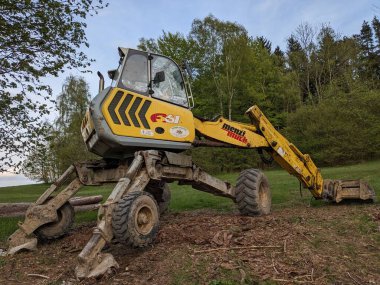 Plzen, Çek Cumhuriyeti - 27 Ekim 2023: Orman kazıcı Menzi Muck A91 Toprak Fabrikası 'nda.