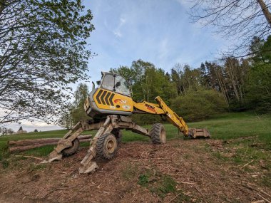 Plzen, Çek Cumhuriyeti - 27 Ekim 2023: Orman kazıcı Menzi Muck A91 Toprak Fabrikası 'nda.