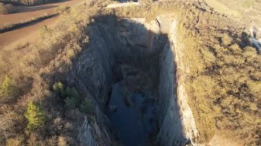 Eski kireç ocağı, Büyük Amerika (Velka Amerika) Prag, Çek Cumhuriyeti yakınlarındaki Büyük Amerika (Büyük Amerika, Çek Büyük Kanyonu), Çek Cumhuriyeti 'nin Morina köyü yakınlarında terk edilmiş bir kireçtaşı ocağıdır.