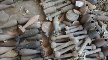 Patlamamış mayınlar ve misket bombaları savaştan sonra Kamboçya 'nın dört bir yanında toplandı, şimdi Siem Reap Kamboçya' daki Kara Mayınları Müzesi 'nde büyük miktarda cephane hala kırsalda duruyor.