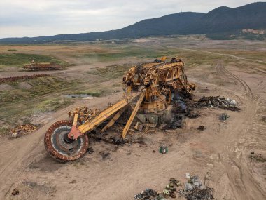 Çek Cumhuriyeti, Avrupa 'nın çoğu bölgesinde, kahverengi kömür madeninin işlemleri bittikten sonra hurdaya çıkarılan dev kova tekerleği kazıcısı, yeniden ekilmiş arazi madenlerinde ağır makineler,