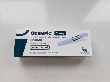 Prag, Çek Cumhuriyeti - 20 Ocak 2024: Ozempic Box. Ozempik ilacın Çek versiyonu. Çek Cumhuriyeti 'nde diyabet tedavisi. Bir paket semaglutid. Diyabet ilacı. Bazen kilo vermek için kullanılıyor.