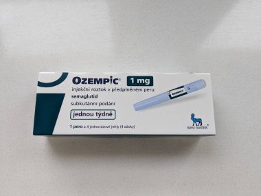 Prag, Çek Cumhuriyeti - 20 Ocak 2024: Ozempic Box. Ozempik ilacın Çek versiyonu. Çek Cumhuriyeti 'nde diyabet tedavisi. Bir paket semaglutid. Diyabet ilacı. Bazen kilo vermek için kullanılıyor.
