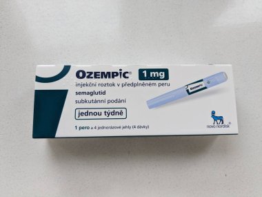 Prag, Çek Cumhuriyeti - 20 Ocak 2024: Ozempic Box. Ozempik ilacın Çek versiyonu. Çek Cumhuriyeti 'nde diyabet tedavisi. Bir paket semaglutid. Diyabet ilacı. Bazen kilo vermek için kullanılıyor.
