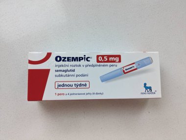 Prag, Çek Cumhuriyeti - 20 Ocak 2024: Ozempic Box. Ozempik ilacın Çek versiyonu. Çek Cumhuriyeti 'nde diyabet tedavisi. Bir paket semaglutid. Diyabet ilacı. Bazen kilo vermek için kullanılıyor.