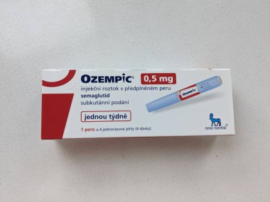 Prag, Çek Cumhuriyeti - 20 Ocak 2024: Ozempic Box. Ozempik ilacın Çek versiyonu. Çek Cumhuriyeti 'nde diyabet tedavisi. Bir paket semaglutid. Diyabet ilacı. Bazen kilo vermek için kullanılıyor.