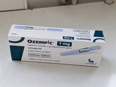 Prag, Çek Cumhuriyeti - 20 Ocak 2024: Ozempic Box. Ozempik ilacın Çek versiyonu. Çek Cumhuriyeti 'nde diyabet tedavisi. Bir paket semaglutid. Diyabet ilacı. Bazen kilo vermek için kullanılıyor.