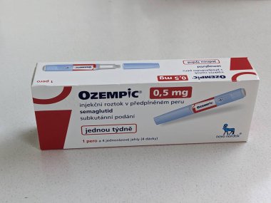 Prag, Çek Cumhuriyeti - 20 Ocak 2024: Ozempic Box. Ozempik ilacın Çek versiyonu. Çek Cumhuriyeti 'nde diyabet tedavisi. Bir paket semaglutid. Diyabet ilacı. Bazen kilo vermek için kullanılıyor.