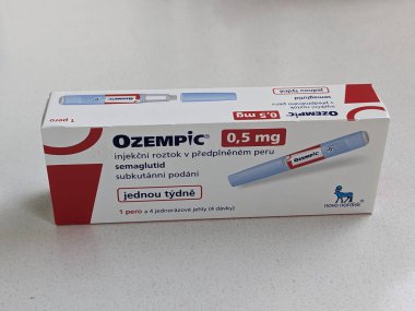 Prag, Çek Cumhuriyeti - 20 Ocak 2024: Ozempic Box. Ozempik ilacın Çek versiyonu. Çek Cumhuriyeti 'nde diyabet tedavisi. Bir paket semaglutid. Diyabet ilacı. Bazen kilo vermek için kullanılıyor.
