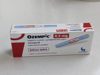 Prag, Çek Cumhuriyeti - 20 Ocak 2024: Ozempic Box. Ozempik ilacın Çek versiyonu. Çek Cumhuriyeti 'nde diyabet tedavisi. Bir paket semaglutid. Diyabet ilacı. Bazen kilo vermek için kullanılıyor.