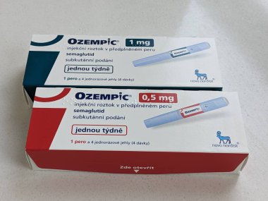 Prag, Çek Cumhuriyeti - 20 Ocak 2024: Ozempic Box. Ozempik ilacın Çek versiyonu. Çek Cumhuriyeti 'nde diyabet tedavisi. Bir paket semaglutid. Diyabet ilacı. Bazen kilo vermek için kullanılıyor.