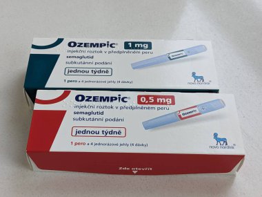 Prag, Çek Cumhuriyeti - 20 Ocak 2024: Ozempic Box. Ozempik ilacın Çek versiyonu. Çek Cumhuriyeti 'nde diyabet tedavisi. Bir paket semaglutid. Diyabet ilacı. Bazen kilo vermek için kullanılıyor.