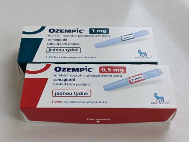 Prag, Çek Cumhuriyeti - 20 Ocak 2024: Ozempic Box. Ozempik ilacın Çek versiyonu. Çek Cumhuriyeti 'nde diyabet tedavisi. Bir paket semaglutid. Diyabet ilacı. Bazen kilo vermek için kullanılıyor.