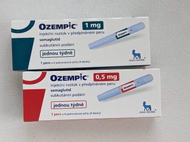 Prag, Çek Cumhuriyeti - 20 Ocak 2024: Ozempic Box. Ozempik ilacın Çek versiyonu. Çek Cumhuriyeti 'nde diyabet tedavisi. Bir paket semaglutid. Diyabet ilacı. Bazen kilo vermek için kullanılıyor.