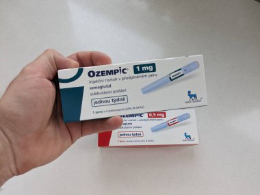 Prag, Çek Cumhuriyeti - 20 Ocak 2024: Ozempic Box. Ozempik ilacın Çek versiyonu. Çek Cumhuriyeti 'nde diyabet tedavisi. Bir paket semaglutid. Diyabet ilacı. Bazen kilo vermek için kullanılıyor.