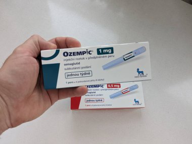 Prag, Çek Cumhuriyeti - 20 Ocak 2024: Ozempic Box. Ozempik ilacın Çek versiyonu. Çek Cumhuriyeti 'nde diyabet tedavisi. Bir paket semaglutid. Diyabet ilacı. Bazen kilo vermek için kullanılıyor.