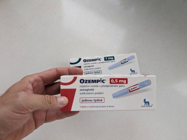 Prag, Çek Cumhuriyeti - 20 Ocak 2024: Ozempic Box. Ozempik ilacın Çek versiyonu. Çek Cumhuriyeti 'nde diyabet tedavisi. Bir paket semaglutid. Diyabet ilacı. Bazen kilo vermek için kullanılıyor.
