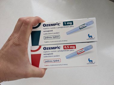 Prag, Çek Cumhuriyeti - 20 Ocak 2024: Ozempic Box. Ozempik ilacın Çek versiyonu. Çek Cumhuriyeti 'nde diyabet tedavisi. Bir paket semaglutid. Diyabet ilacı. Bazen kilo vermek için kullanılıyor.