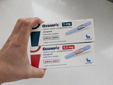 Prag, Çek Cumhuriyeti - 20 Ocak 2024: Ozempic Box. Ozempik ilacın Çek versiyonu. Çek Cumhuriyeti 'nde diyabet tedavisi. Bir paket semaglutid. Diyabet ilacı. Bazen kilo vermek için kullanılıyor.