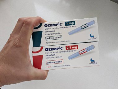 Prag, Çek Cumhuriyeti - 20 Ocak 2024: Ozempic Box. Ozempik ilacın Çek versiyonu. Çek Cumhuriyeti 'nde diyabet tedavisi. Bir paket semaglutid. Diyabet ilacı. Bazen kilo vermek için kullanılıyor.