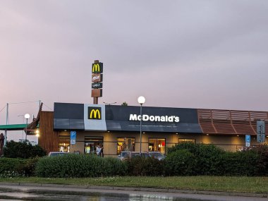 Mlada Boleslav, Çek Cumhuriyeti. 20 Ağustos 2023: Mlada Boleslav, Çek Cumhuriyeti 'ndeki McDonald' s Restoranı. McDonald 's bir Amerikan hamburgeri ve fast food restoran zinciri.