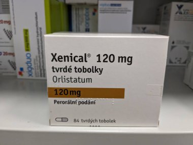 Prag, Çek Cumhuriyeti-16 Ağustos 2023: XENICAL 120 mg-Orlistatum, orlistat aktif madde obezitenin tedavisinde kullanılan bir ilaçtır. Birincil işlevi, yağların diyetten emilimini engellemektir.