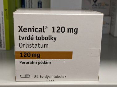 Prag, Çek Cumhuriyeti-16 Ağustos 2023: XENICAL 120 mg-Orlistatum, orlistat aktif madde obezitenin tedavisinde kullanılan bir ilaçtır. Birincil işlevi, yağların diyetten emilimini engellemektir.
