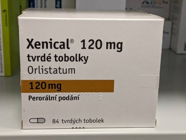 Prag, Çek Cumhuriyeti-16 Ağustos 2023: XENICAL 120 mg-Orlistatum, orlistat aktif madde obezitenin tedavisinde kullanılan bir ilaçtır. Birincil işlevi, yağların diyetten emilimini engellemektir.