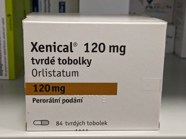 Prag, Çek Cumhuriyeti-16 Ağustos 2023: XENICAL 120 mg-Orlistatum, orlistat aktif madde obezitenin tedavisinde kullanılan bir ilaçtır. Birincil işlevi, yağların diyetten emilimini engellemektir.