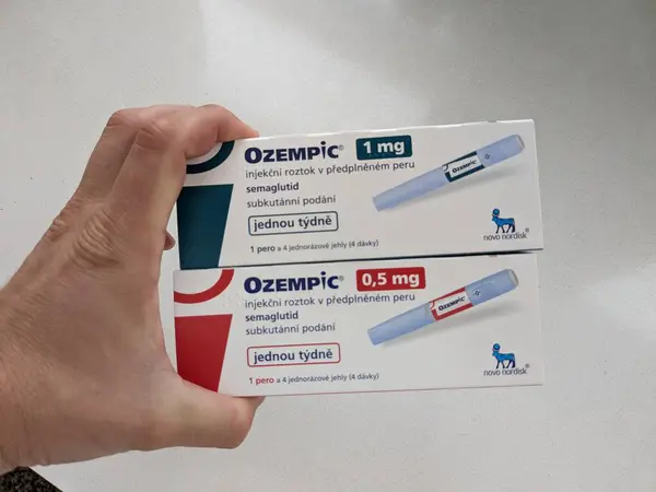 Prag, Çek Cumhuriyeti - 20 Ocak 2024: Ozempic Box. Ozempik ilacın Çek versiyonu. Çek Cumhuriyeti 'nde diyabet tedavisi. Bir paket semaglutid. Diyabet ilacı. Bazen kilo vermek için kullanılıyor.