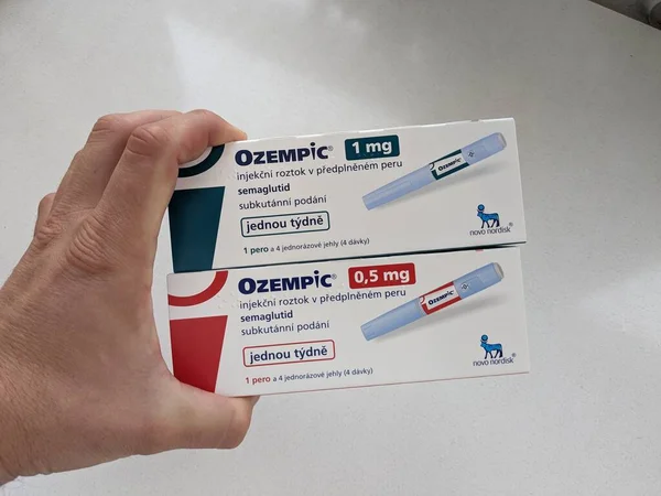Prag, Çek Cumhuriyeti - 20 Ocak 2024: Ozempic Box. Ozempik ilacın Çek versiyonu. Çek Cumhuriyeti 'nde diyabet tedavisi. Bir paket semaglutid. Diyabet ilacı. Bazen kilo vermek için kullanılıyor.