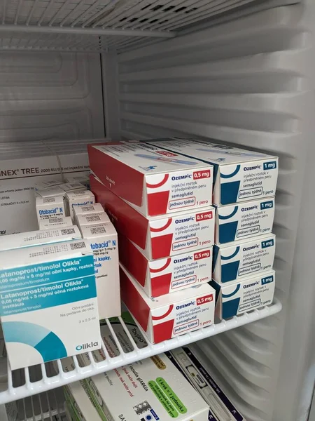 Prag, Çek Cumhuriyeti - 20 Ocak 2024: Ozempic Box. Ozempik ilacın Çek versiyonu. Çek Cumhuriyeti 'nde diyabet tedavisi. Bir paket semaglutid. Diyabet ilacı. Bazen kilo vermek için kullanılıyor.