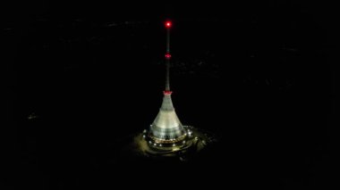 Liberec, Çek Cumhuriyeti-8 Nisan 2025: JESTED dağı ve kulesel gece panoraması, Çek Cumhuriyeti 'nin Kuzey Bohemya kentindeki ikonik simge, otel, verici ve manzaralı gözcülerin birleşimi