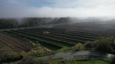 Modern güneş enerjisi santrali, fotovoltaik paneller yeşil enerji üretimi, yeni enerji santrali, Avrupa enerji krizi 2022, yeşil anlaşma, Çek Cumhuriyeti, Avrupa Birliği, sisli buluttan havadan panorama