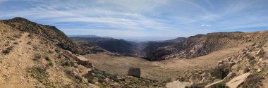 Um Qais 'den Akabe' ye kadar Ürdün Patikası, bu uzun yol boyunca güzel dağlar, kayalar ve çöl manzarası