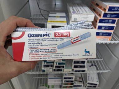 Prag, Çek Cumhuriyeti - 22 Haziran 2024: Ozempic Box. Ozempik ilacın Çek versiyonu. Çek Cumhuriyeti 'nde diyabet tedavisi. Bir paket semaglutid. Diyabet ilacı. Bazen kilo vermek için kullanılıyor.