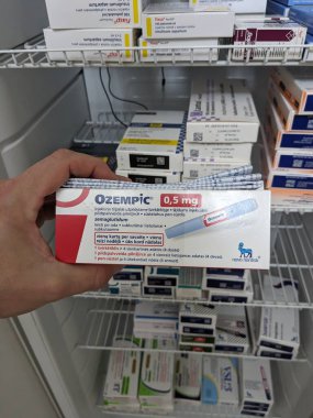 Prag, Çek Cumhuriyeti - 2 Haziran 2024: Ozempic Box. Ozempik ilacın Çek versiyonu. Çek Cumhuriyeti 'nde diyabet tedavisi. Bir paket semaglutid. Diyabet ilacı. Bazen kilo vermek için kullanılıyor.