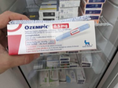 Prag, Çek Cumhuriyeti - 2 Haziran 2024: Ozempic Box. Ozempik ilacın Çek versiyonu. Çek Cumhuriyeti 'nde diyabet tedavisi. Bir paket semaglutid. Diyabet ilacı. Bazen kilo vermek için kullanılıyor.
