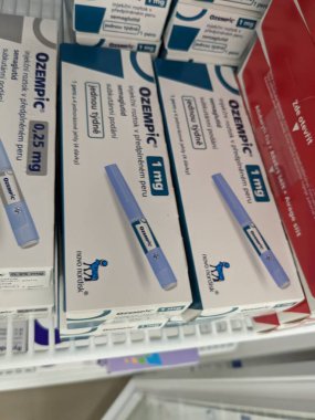 Prag, Çek Cumhuriyeti - 2 Haziran 2024: Ozempic Box. Ozempik ilacın Çek versiyonu. Çek Cumhuriyeti 'nde diyabet tedavisi. Bir paket semaglutid. Diyabet ilacı. Bazen kilo vermek için kullanılıyor.