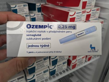 Prag, Çek Cumhuriyeti - 2 Haziran 2024: Ozempic Box. Ozempik ilacın Çek versiyonu. Çek Cumhuriyeti 'nde diyabet tedavisi. Bir paket semaglutid. Diyabet ilacı. Bazen kilo vermek için kullanılıyor.