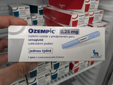 Prag, Çek Cumhuriyeti - 2 Haziran 2024: Ozempic Box. Ozempik ilacın Çek versiyonu. Çek Cumhuriyeti 'nde diyabet tedavisi. Bir paket semaglutid. Diyabet ilacı. Bazen kilo vermek için kullanılıyor.