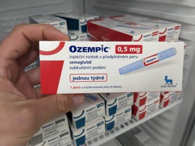 Prag, Çek Cumhuriyeti - 2 Haziran 2024: Ozempic Box. Ozempik ilacın Çek versiyonu. Çek Cumhuriyeti 'nde diyabet tedavisi. Bir paket semaglutid. Diyabet ilacı. Bazen kilo vermek için kullanılıyor.