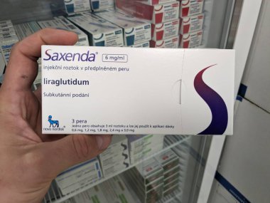 Prag, Çek Cumhuriyeti-28 Haziran 2024: Obezite, ağırlık yönetimi, diyabet-GLP tedavisinde kullanılan Liraglutide aktif maddesiyle SAXENDA ilaç enjeksiyonu kutusu