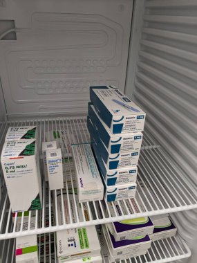 Prag, Çek Cumhuriyeti - 2 Haziran 2024: Ozempic Box. Ozempik ilacın Çek versiyonu. Çek Cumhuriyeti 'nde diyabet tedavisi. Bir paket semaglutid. Diyabet ilacı. Bazen kilo vermek için kullanılıyor.