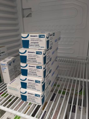 Prag, Çek Cumhuriyeti - 2 Haziran 2024: Ozempic Box. Ozempik ilacın Çek versiyonu. Çek Cumhuriyeti 'nde diyabet tedavisi. Bir paket semaglutid. Diyabet ilacı. Bazen kilo vermek için kullanılıyor.