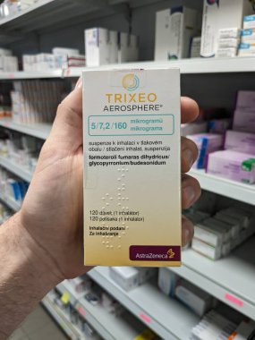 Prag, Çek Cumhuriyeti-8 Ağustos 2024: Kronik obstrüktif akciğer hastalığının tedavisinde kullanılan BÜDESONIDE, FORMOTEROL ve GLYCOPYRONIUM ile trixEO AEROSPhere inhaler