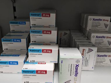Prag, Çek Cumhuriyeti - 13 Temmuz 2024: XANIRVA RIVAROXABAN ZENTIVA tabletleri ve ZENTIVA tarafından aktif madde, antikoagülan tedavisi ve kan pıhtılaşmasını önlemek için kullanılır. xarelto GENERICS