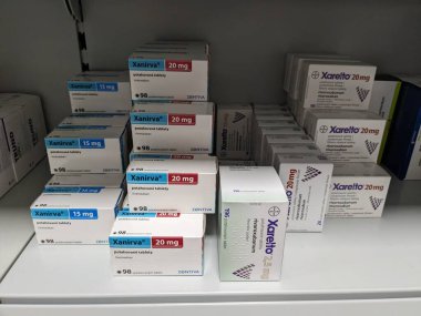 Prag, Çek Cumhuriyeti - 13 Temmuz 2024: XANIRVA RIVAROXABAN ZENTIVA tabletleri ve ZENTIVA tarafından aktif madde, antikoagülan tedavisi ve kan pıhtılaşmasını önlemek için kullanılır. xarelto GENERICS