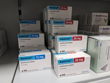 Prag, Çek Cumhuriyeti - 13 Temmuz 2024: XANIRVA RIVAROXABAN ZENTIVA tabletleri ve ZENTIVA tarafından aktif madde, antikoagülan tedavisi ve kan pıhtılaşmasını önlemek için kullanılır. xarelto GENERICS