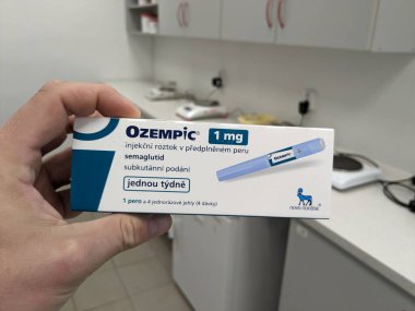 Prag, Çek Cumhuriyeti - 2 Haziran 2024: Ozempic Box. Ozempik ilacın Çek versiyonu. Çek Cumhuriyeti 'nde diyabet tedavisi. Bir paket semaglutid. Diyabet ilacı. Bazen kilo vermek için kullanılıyor.